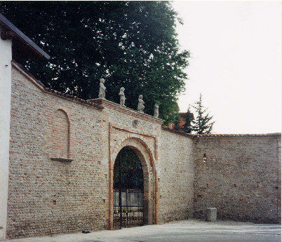 mura del Castello e resti colonna romana 